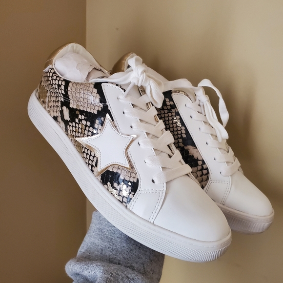 Steve Madden Snakeprint Star Sneakers Faux Leather Womens NIB - Picture 1 of 8